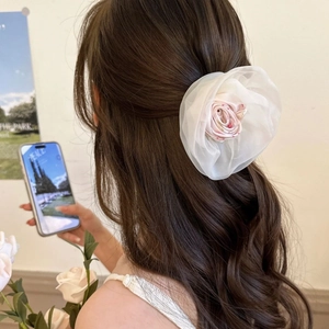 Pince à cheveux élégante en organza blanc cassé pour les coiffures de vacances d'été