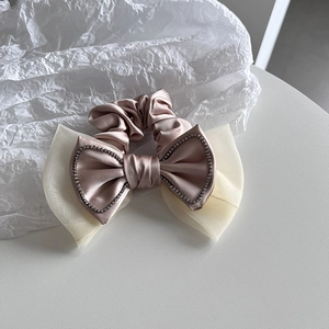 Chouchou élégant rose poudré avec strass brillants et couches d'organza blanc pour cheveux