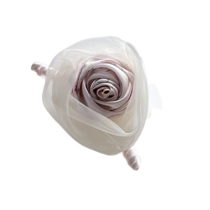 Pince à cheveux fleurie avec tissu rose et pétales de rose en organza blanc chic
