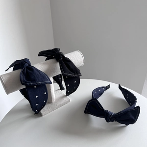 Serre-tête en tissu bleu marine avec nœud, motif petits cœurs et couture contrastée