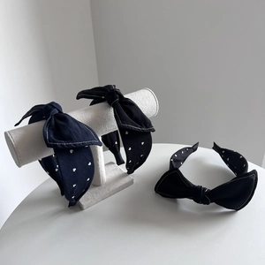 Serre-têtes élégants en tissu avec nœuds, motifs cœurs blancs et coutures contrastées
