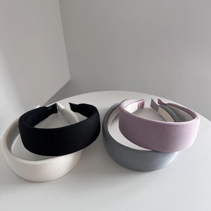Set di quattro cerchietti minimalisti in maglia a coste in nero, bianco, grigio e rosa