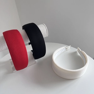 Eleganti cerchietti larghi in tessuto rosso, nero e bianco con trama a costine
