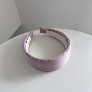 Dettaglio del cerchietto imbottito lavanda in maglia con trama a coste e fodera interna