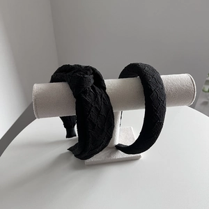 Cerchietti neri larghi testurizzati con nodo a torsione e stile minimalista per capelli