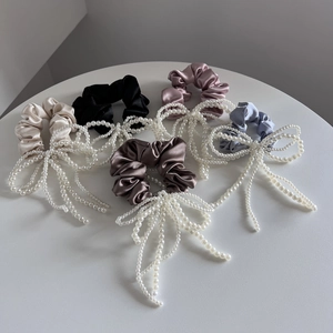 Set van vijf elegante satijnen haarelastiekjes met witte parelstriks in diverse kleuren