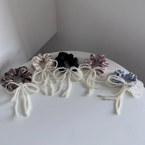 Set van vijf satijnen scrunchies met witte parelstrikken van witte parels in diverse kleuren