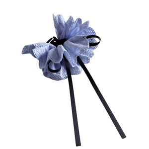 Chouchou élégant en dentelle bleu clair avec un ruban noir fin de style coréen
