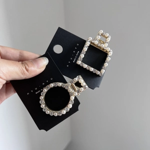 Elegant gold alloy pearl and rhinestone hair clips set featuring square and round designs