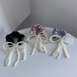 Elegante zijden scrunchies set met grote parelmoeren strikken in zwart, roze en grijsblauw