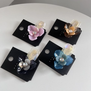 Elegante set di quattro fermagli per capelli a fiori con petali in resina e strass