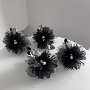 Elegant set of 4 gradient grey floral hair claws with imitation pearls on display stand