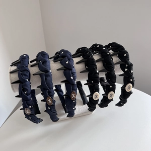 Serre-tête en tissu tricoté bleu marine avec motifs cœurs et dents antidérapantes
