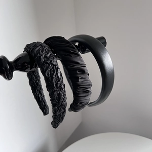 Trois serre-têtes noirs pour femmes avec textures froncées, plissées et mates élégantes