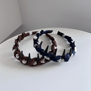 Elegante geflochtene Haarreifen in Marineblau und Braun mit weißen Stoffdetails und Kamm