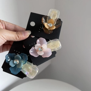 Set di tre fermagli per capelli a forma di fiore in resina traslucida rosa, caffè e blu