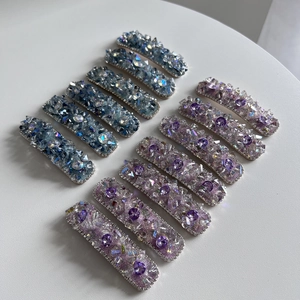 Elegante fermaglio per capelli con cristalli blu e viola su base in metallo