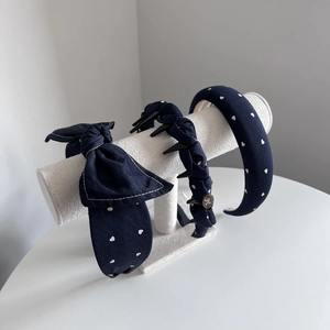 Set da tre pezzi di cerchietti in denim blu con motivi a cuori bianchi e grande fiocco