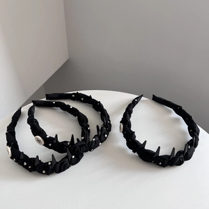 Détail du serre-tête en tissu à motifs de cœurs avec dents antidérapantes et boutons