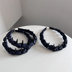 Serre-tête bleu marine avec motifs de cœurs et dents antidérapantes pour la coiffure