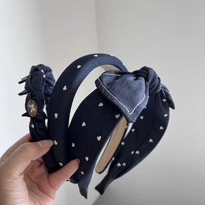 Set di 3 cerchietti in denim blu scuro con motivi a cuore bianchi e fiocchi