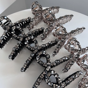 Grandi ed eleganti mollette per capelli con strass grigio scuro scintillanti su base minimalista