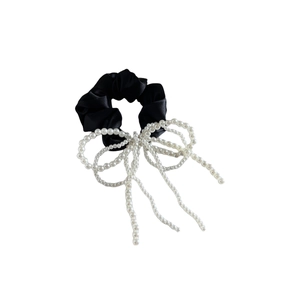 Elegante zwarte satijnen scrunchie met een grote parel strik voor stijlvolle dames