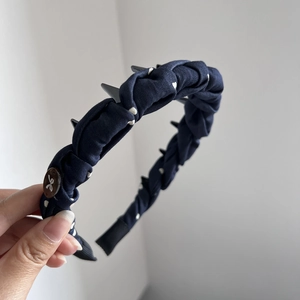 Détail du serre-tête en tissu bleu marine à motifs cœurs et dents intérieures antidérapantes