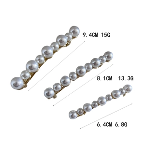 Trois barrettes à perles élégantes avec base en métal doré de tailles variées sur blanc