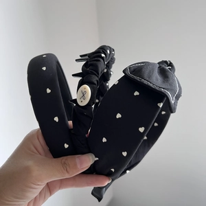 Ensemble élégant de 3 pièces incluant des serre-têtes noirs à cœurs et un chouchou chic