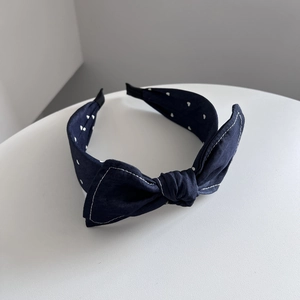 Cerchietto largo in denim blu scuro con cuori bianchi e decorazione a fiocco