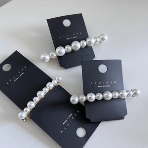Lot de trois barrettes à perles de style coréen avec base dorée sur carte de marque