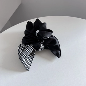 Chouchou en satin noir de style français avec un nœud classique à motif pied-de-poule bicolore