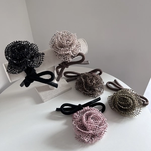 Chouchous fleurs en dentelle faits main en cinq couleurs pour coiffures chics
