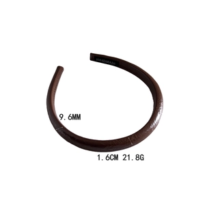 Serre-tête en cuir marron texturé pour femme avec étiquette faite main et design élégant