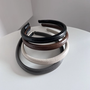 Lot de quatre serre-têtes en cuir texturé en noir, marron, crème et gris chic