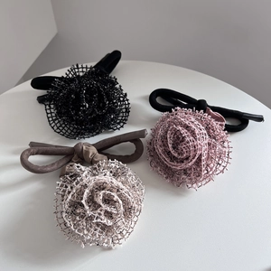 Élastiques à cheveux fleurs faits main en maille noire, violette et beige au design 3D