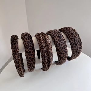 Collezione di cerchietti in velluto maculato con vari design eleganti per donna