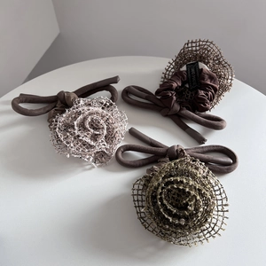 Détail de chouchous fleurs en tulle faits main avec étiquettes de style vintage