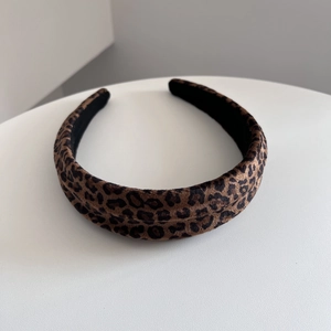 Dettaglio del cerchietto spesso in velluto con stampa leopardata e fodera antiscivolo nera