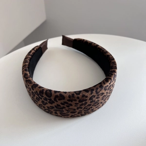 Dettaglio del cerchietto in velluto leopardato con fodera interna nera antiscivolo morbida