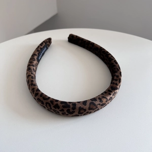 Dettaglio del cerchietto in velluto leopardato con etichetta Hand Made all'interno