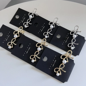 Nahaufnahme von Haarklammern mit Schleife und Perlen in Gold und Silber auf Display