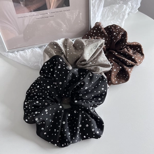Lot de trois chouchous en satin avec strass dans les tons noir, gris et marron