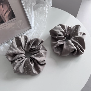Set de chouchous en satin taupe avec strass brillants pour accessoires cheveux