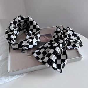 Klassisches Set aus Haarreif und Schleifen-Haarspange mit schwarz-weißem Schachbrettmuster