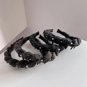 Hand-stitched pearl wool headband with woven texture and inner non-slip comb teeth