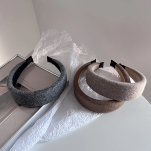 Trois serre-têtes rembourrés en laine grise, marron et camel au design élégant
