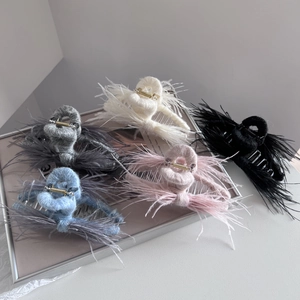 Elegant ostrich feather hair claws in five colors for autumn and winter hairstyles