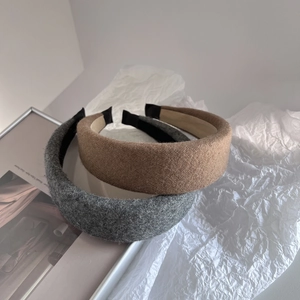 Serre-tête large en laine pelucheuse gris et café pour un style chic à haut crânien